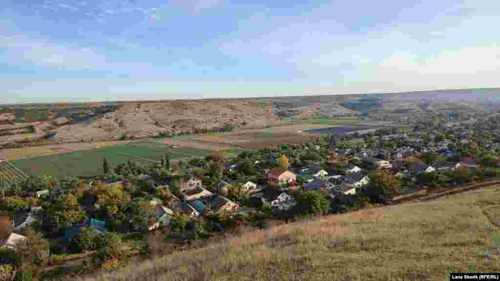 Краєвид з гори Таз-Тьопе на долину річки Кача та село Тінисте