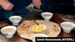 شورچاى له شيدو، تور چاى، مالګې، چهار مغز او پېروي څخه جوړېږي.