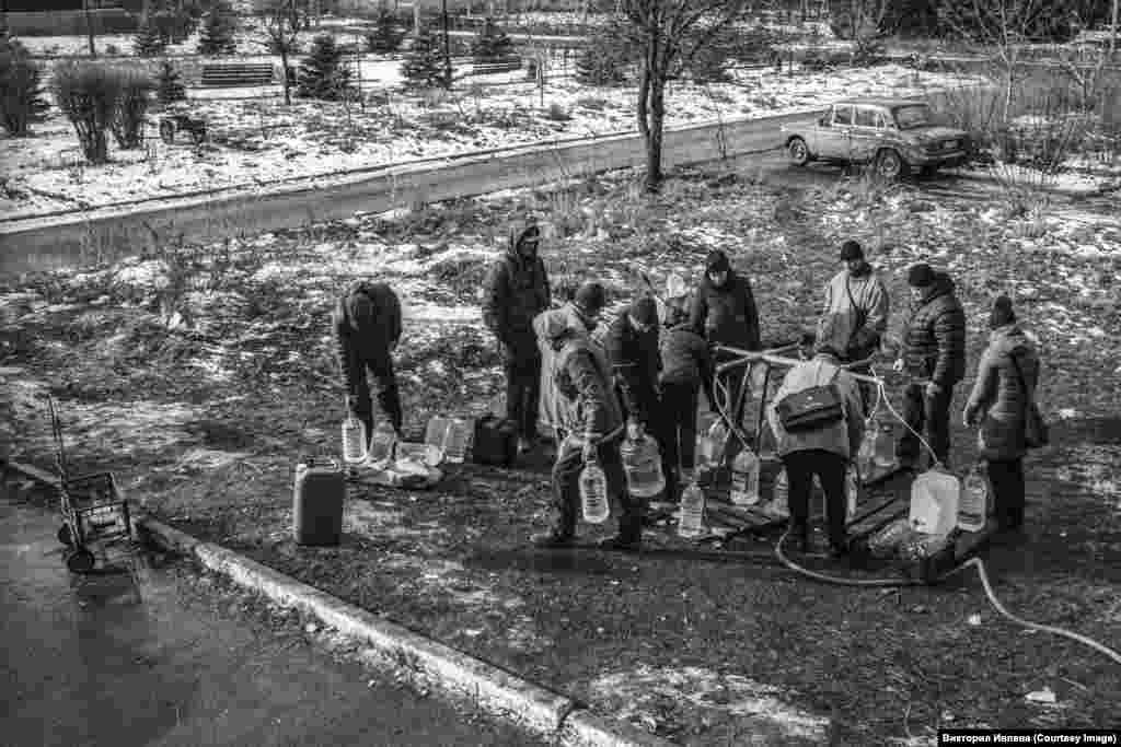 Очередь за водой около пункта Незламности в Бахмуте.&nbsp;