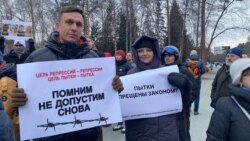 Антон Картавин (слева) на митинге памяти политзаключенных