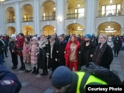 Демонстрация у Гостиного Двора в Петербурге.