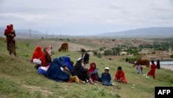 دغو کسانو په بغلان کې له سېلاب وروسته خپل کورونه پرېښي او اوس له ګڼو ستونزو سره مخ دي.