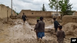 په بغلان کې وروستیو سېلابونو له کبله د اوښتو زیانونو انځور. دغو سېلابونو ماشومان هم زیانمن کړي دي.