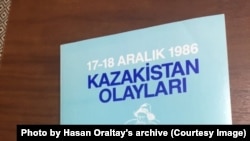 Хасен Оралтайдың 1986 жылғы Желтоқсан оқиғасы туралы түрік тілінде әзірлеген кітабы. Хасен Оралтайдың Ұлттық академиялық кітапханадағы жеке қорынан. Астана.