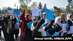 ارشیف: په کابل کې د پوهنې وزارت مخې ته د نجونو ښوونځیو د بندېدو په غبرګون د معترضو مېرمنو او نجونو زده‌کوونکو د لاریون یو انځور