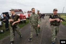 Один из лидеров сепаратистов Павел губарев (в центре) на месте крушения самолета