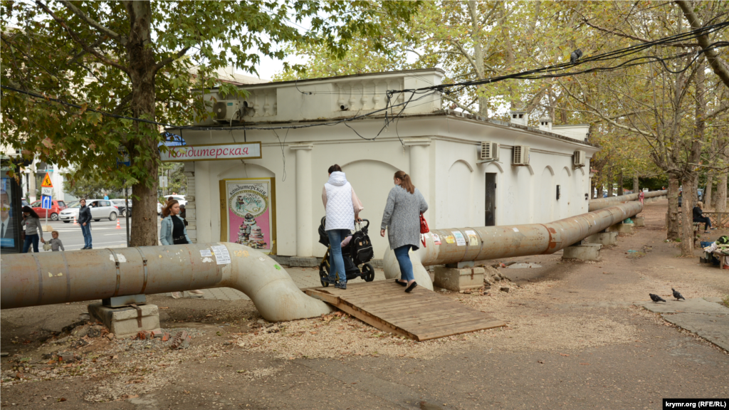 Район транспортної зупинки &laquo;Кінотеатр &laquo;Москва&raquo; на проспекті Острякова. У цьому місці робітники-ремонтники зробили зручний низький перехід для жінок із дитячими колясками та людей з інвалідністю