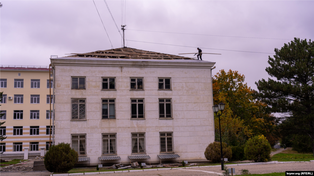 І продовжують ремонт покрівлі