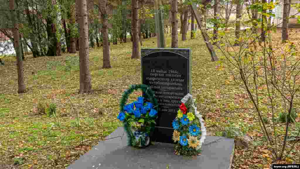 Меморіальний камінь у пам&#39;ять жертв сталінської депортації в сільському сквері. 18 травня 1944 року до Середньої Азії депортували з тодішнього Бахчи-Елі всіх жителів з-поміж кримських татар, а через місяць, 20 червня, &ndash; вірмен, греків і болгар. Замість них у село завезли переселенців з Тамбовської та Курської областей Росії