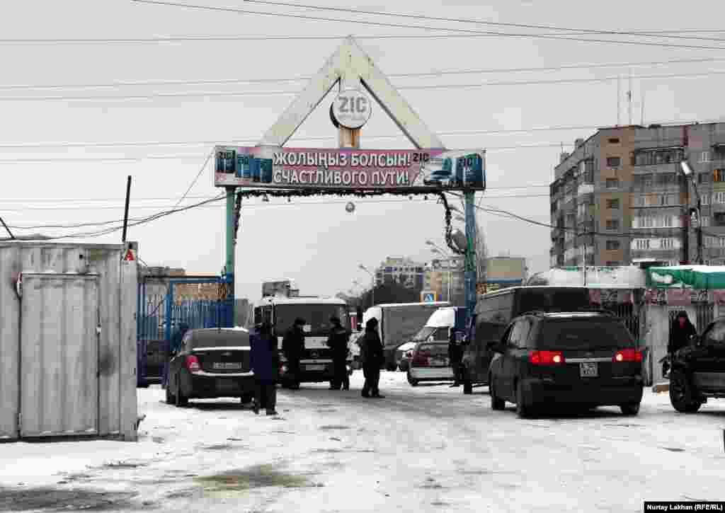 Базарды көшіруге келген көліктер полиция тексеруінен өтеді.