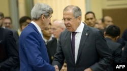 John Kerry (solda) və Sergey Lavrov 