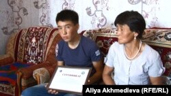 Рысбек Досан мен анасы Таңсық Уатхан. Алматы облысы, 6 тамыз 2015 жыл.