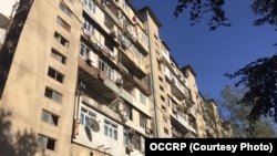 AZERBAIJAN -- report SEPTEMBER 2017 The Origin of the Money - Reporters visited the building where Baktelekom is registered and found only an ordinary-looking Baku apartment building. Credit: OCCRP 