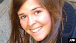 Kayla Mueller 2013-cü ilin avqustunda İspaniya Sərhədsiz Həkimlər təşkilatının Hələbdəki xəstəxanasından çıxarkən oğurlanmışdı