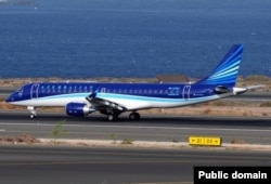 AzAL-ın Embraer ERJ 190-100 təyyarəsi (106 sərnişin daşıya bilir)