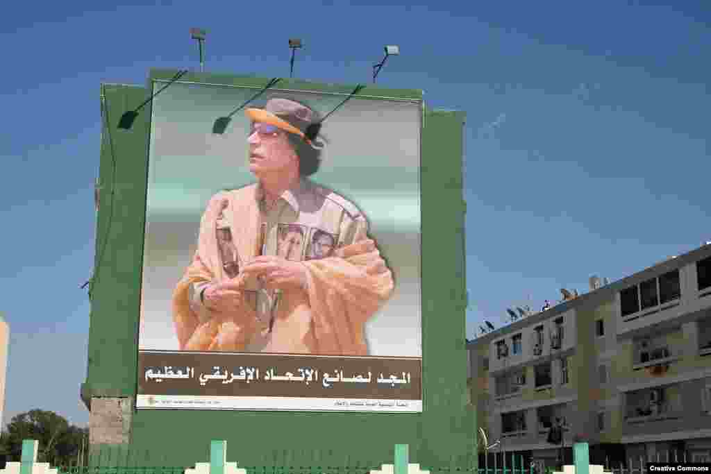 Tripolidəki bu küçə plakatında yazılıb: "O, Afrika Birliyinin banisidir!" (Fotonun müəllifi: Carsten ten Brink)