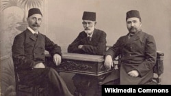 İsmayıl bəy Qaspralı, Həsən bəy Zəredabi və Əlmərdan bəy Topçubaşov, Bakı, 1907-ci il. 