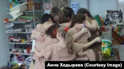 "Финал спектакля "Благослови господа и амуницию его", в конце его показан расстрел в школе, который мы решили сделать после расстрела в Керченском колледже. На одном из первых спектаклей, когда шло обсуждение со зрителями, нам задали вопрос: вы показали проблему, а что с ней делать? Во всех спектаклях на фестивале мы отвечали, что делать. После расстрела включалась как бы перемотка, снова все попадали в школу и снова в класс приходил ученик с пистолетом; когда он его доставал, вместо того чтобы убегать, все шли к нему, его обнимали, и все менялось вокруг. Каждый наш спектакль говорил одно: любовь спасёт мир!"