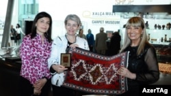 UNESCO baş direktoru Irina Bokova (ortada) Bakıdakı xalça muzeyində (2015)