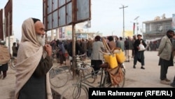 په جوزجان کې یو شمېر کارګران. May 01 2019
