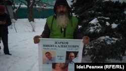 Алексей Жарков на митинге в Ульяновске. С аналогичным плакатом он проводит одиночные пикеты