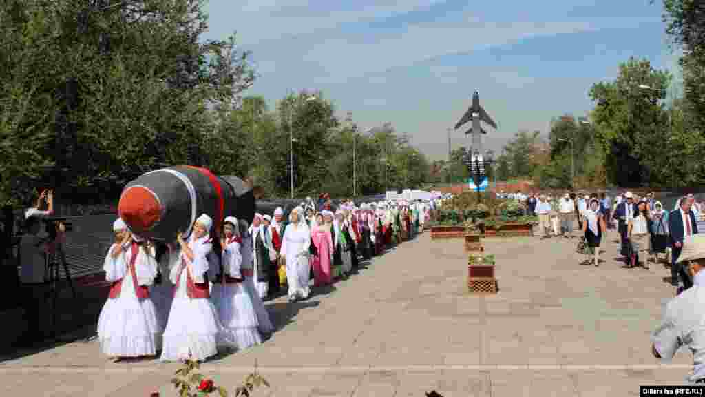 Жүзден аса ақ орамал таққан әйел атом бомбасының макетін көтеріп жүріп өтті. Шымкент, 29 тамыз 2016 жыл.