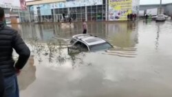 "Sədərək" TM qarşısında maşın suda batıb 