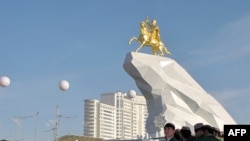 Gurbanguly Berdymukhamedovun heykəli.Ashgabat, May 25, 2015