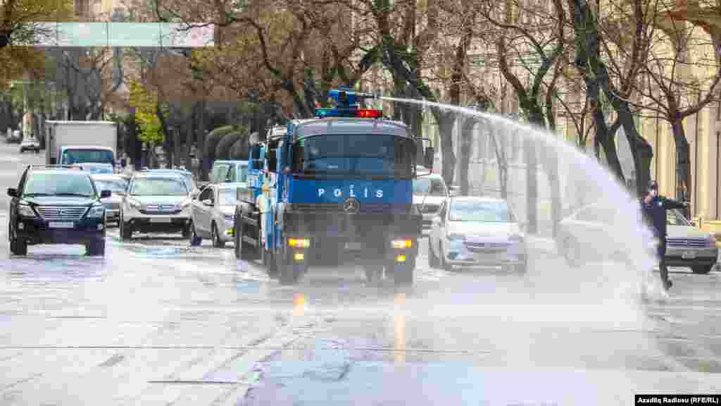 Polis və təmizlik maşınları Bakının küçə, prospektlərini dezinfeksiya edib, təmizləyiblər&nbsp;