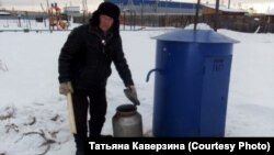 Жители Тайшета возле "умной" водоколонки