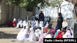 په کونړ کې د ښوونکو د منتخبې شورا مشر حیات الله توحیدي وویل چې بې معاشه ښوونځي تړل کېږي