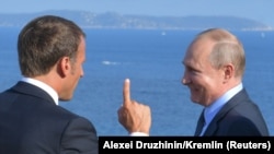 Emmanuel Macron (solda) və Vladimir Putin (Foto arxivdəndir)