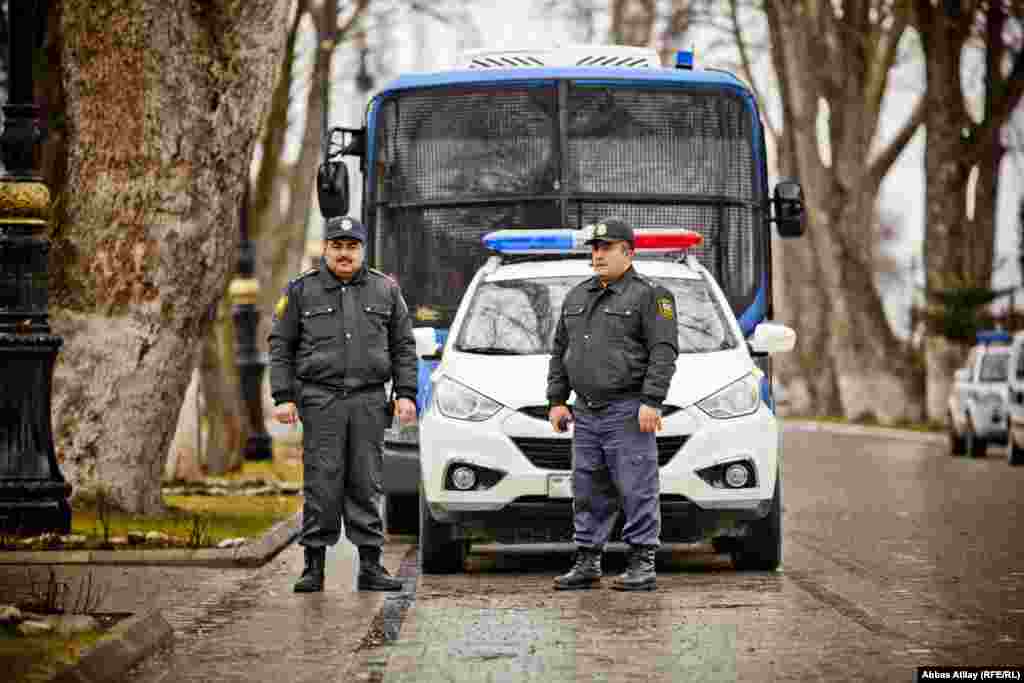 İsmayıllının mərkəzini nəzarət altında saxlayan Çevik Alay Polis dəstəsi