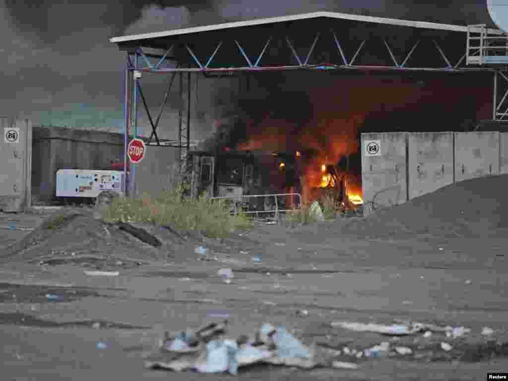 Serblərin Kosovo-Serbiya sərhədində buməntəqələrə hücumu nəticəsində 1 polis öldürülüb, məntəqələrdən biri isə yandırılıb. 27 iyul.