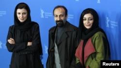 Asghar Farhadi aktrisalar Leila Hatami və Sareh Bayat (sağ) ilə Berlin film festivalında