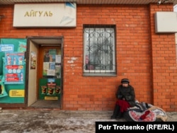 Азық-түлік дүкені алдында отырған саудагер. Петропавл, Солтүстік Қазақстан облысы, 18 желтоқсан 2020 жыл.