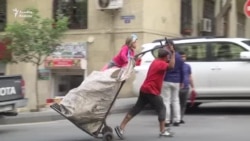 Zibillikdən plastik qab yığan İlqarla qızı iki aydı qazancsız qalıb...