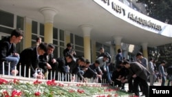 Azərbaycanda Neft Akademiyasına hücumda ölənləri anma mərasimi, 1 may 2009.