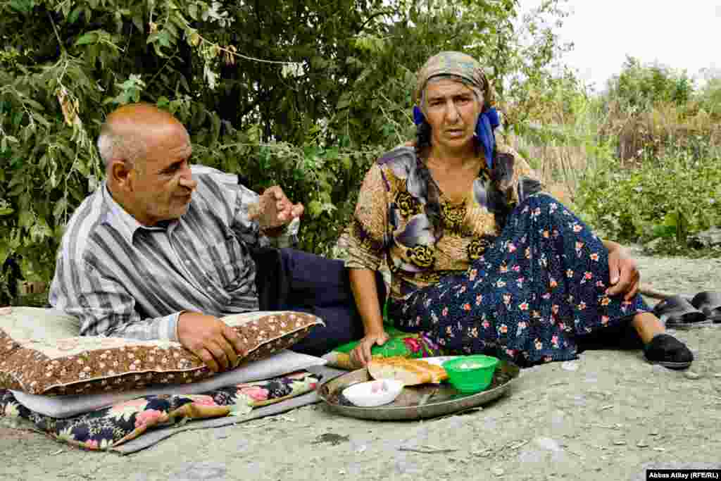 Ağcabədi rayonunda "Taxta körpü" adlanan yerdə məskunlaşmış məcburi köçkünlər. Onlar deyir ki, əvvəllər ümid edirdik ki, tezliklə işğal olunmuş torpaqlarımıza qayıdacağıq. İndi isə ən böyük arzumuz bu "Fin evləri"-indən yeni evlərə köçməyimizdir. Çünki, Fin evləri qışda çox soyuq, yayda isə ilanlarla dolu olur.