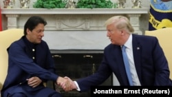 (ښی-کیڼ) د امریکا ولسمشر ډونالد ټرمپ د پاکستان له صدراعظم عمران خان سره په واشنګټن کې د لیدنې پر مهال