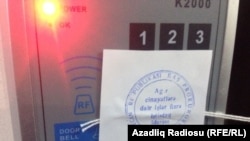 AzadlıqRadiosunun Bakı Bürosunun qapısında möhür