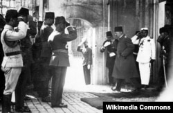 Osmanlının sonuncu sultanı Mehmet Vahdettin Dolmabahçe Sarayını tərk edir. 1922