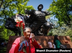 "Мәңгі өлмес полк" шеруіне келген Алматы тұрғыны Вера Прохорова. 9 мамыр 2018 жыл.