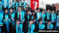 Qafqaz Universitetinin məzunları. Foto: www.qu.edu.az