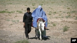 آرشیف، د هرات په لرې پرته سیمه کې یوه ناروغه ښځه ددرملنې لپاره روغتیايي مرکز ته لېږدول کېږي