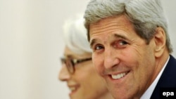 Dövlət katibi John Kerry son 18 günü Vyanada olub.