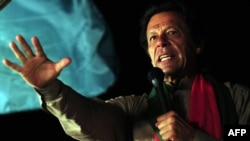 په خېبر پښتونخوا کې د عمران خان په مشرۍ د تحريک انصاف ګوند د حکومت تر جوړېدو وروسته صوبايي حکومت هڅه کړې چې د پوليسو په اداره کې د سياستدانو لاس وهنه کمه او دا اداره له سياسته لېرې وساتي.