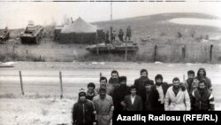 Aksiyaya qatılanlar yasaq sərhəd zolağında xatirə fotosu çəkdirirlər. Zolağın o tayında – Araz çayı sahilində sərhədçilərə kömək üçün göndərilən sovet əsgərləri çadır qurub keşik çəkirlər