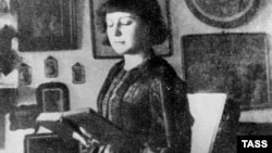 Marina Svetayeva şeir oxuyarkən, 1914 -cü il.