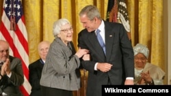 Harper Lee-yə ABŞ-ın Azadlıq Medalı verilir. Mükafatı prezident George W.Bush təqdim edir. 5 noyabr 2007